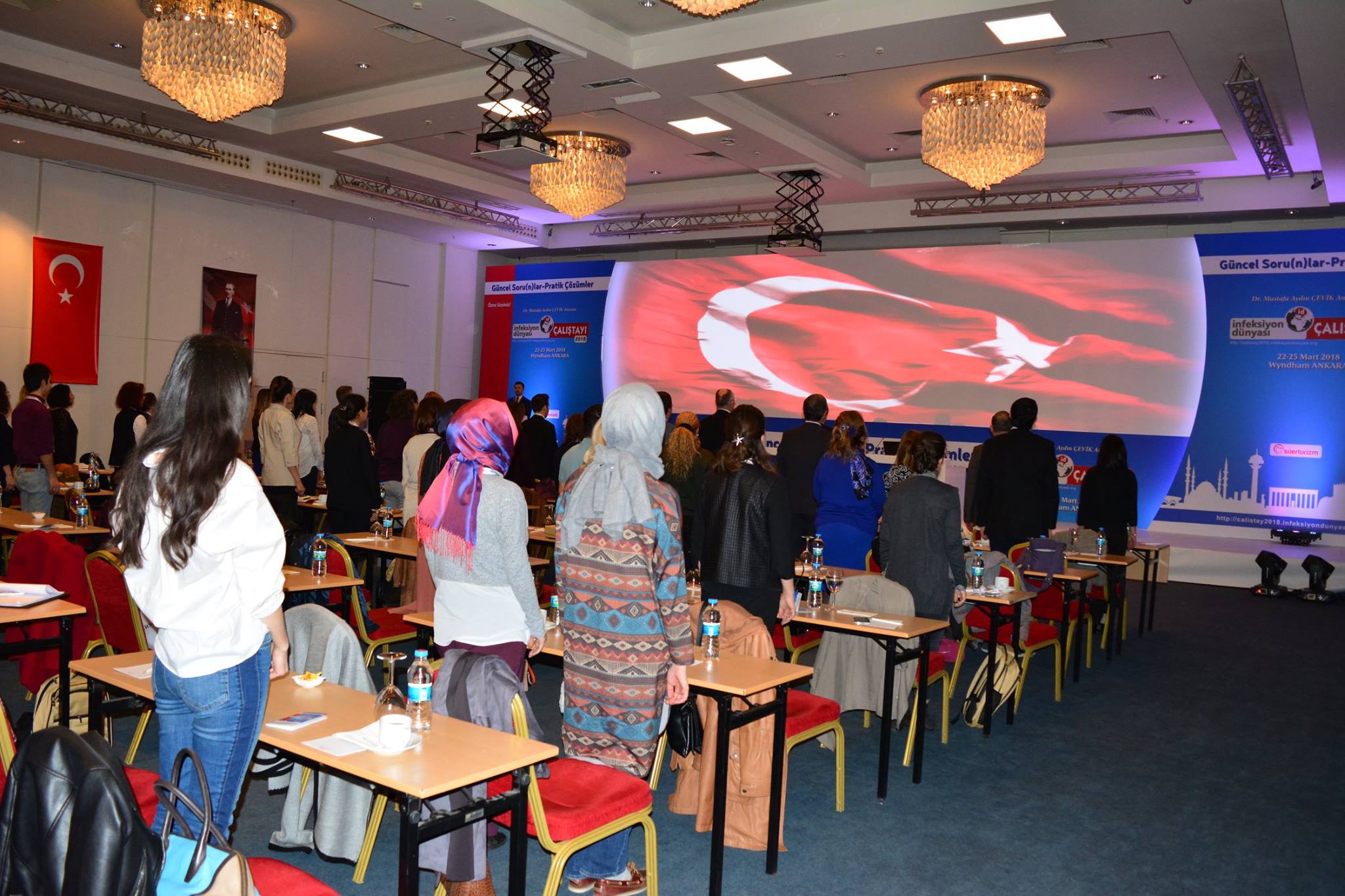 İNFEKSİYON DÜNYASI ÇALIŞTAYI 2018, saygı duruşu ve İstiklal Marşımızın ardından Dr. Numan İlteriş ÇEVİK, Teletıp ve Eğitim Derneği Başkanı Prof. Dr. Hamdi AKAN ile Çalıştay Başkanları Prof. Dr. Dilek ARMAN ve Prof. Dr. İsmail BALIK'ın açılış konuşmalarıyla 22 Mart 2018, Perşembe günü saat 09.00’da Wyndham Otel, Ankara’da 142 katılımla başladı.