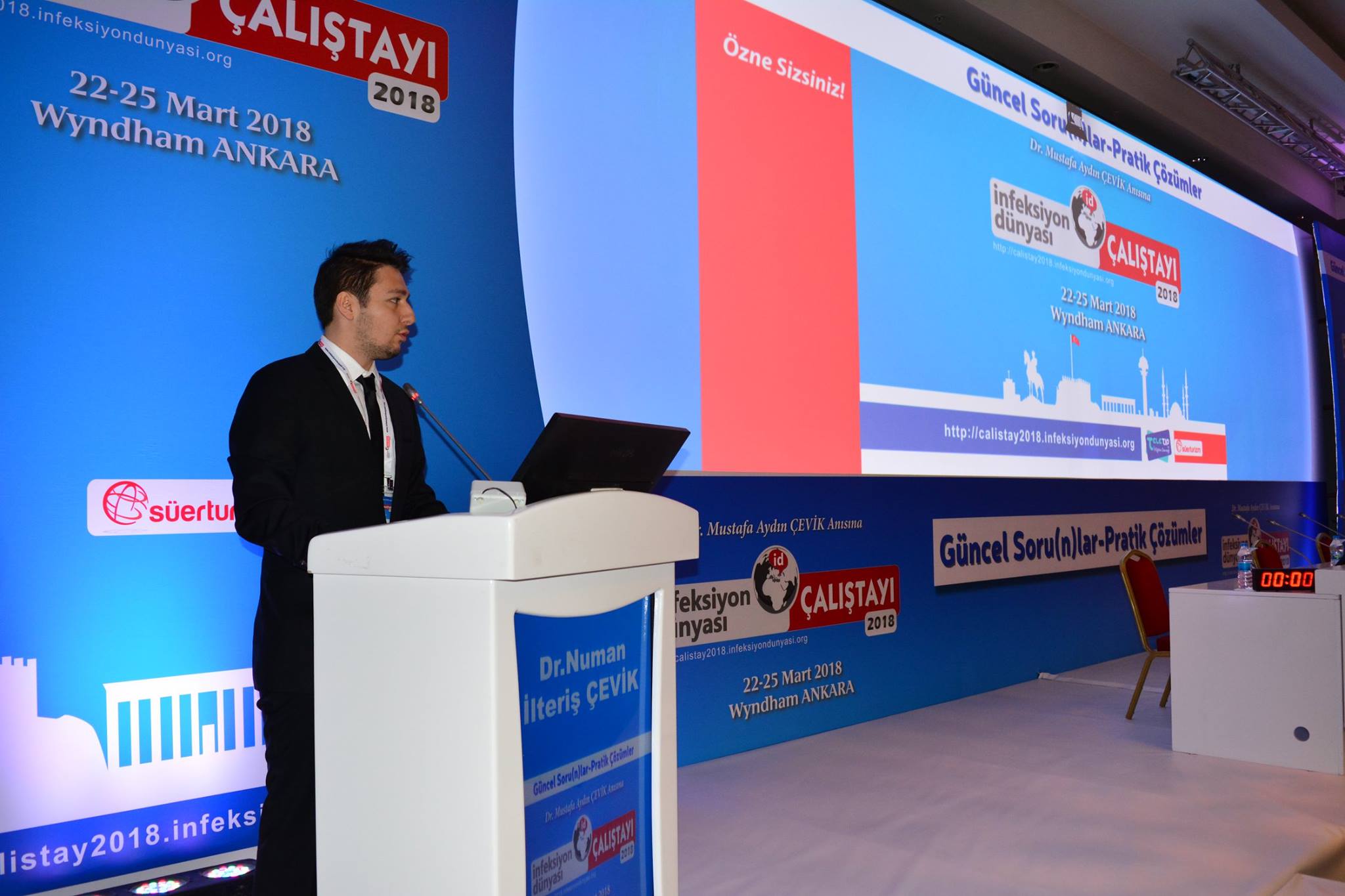 İNFEKSİYON DÜNYASI ÇALIŞTAYI 2018, saygı duruşu ve İstiklal Marşımızın ardından Dr. Numan İlteriş ÇEVİK, Teletıp ve Eğitim Derneği Başkanı Prof. Dr. Hamdi AKAN ile Çalıştay Başkanları Prof. Dr. Dilek ARMAN ve Prof. Dr. İsmail BALIK'ın açılış konuşmalarıyla 22 Mart 2018, Perşembe günü saat 09.00’da Wyndham Otel, Ankara’da 142 katılımla başladı.