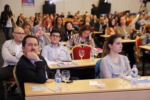 İnfeksiyon Dünyası Çalıştayı 2018’in, “AKILCI İLAÇ KULLANIMI: ANTİBİYOTİK YÖNETİMİ” oturumu Elektronik Oylama eşliğinde 113 katılımla gerçekleşti. 1. Gün, 22 Mart 2018. 