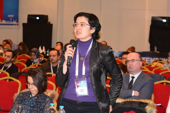 İnfeksiyon Dünyası Çalıştayı 2018’in, “YOĞUN BAKIM İNFEKSİYONLARI: HAYATIMIZ “MANTAR” MI?” oturumu 141 katılımla gerçekleşti. 2. Gün, 23 Mart 2018.