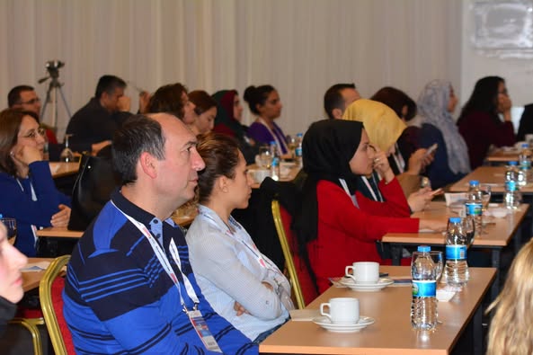İnfeksiyon Dünyası Çalıştayı 2018’in, “PROTEAZ İNHİBİTÖRLERİNİN DÜNÜ, BUGÜNÜ, YARINI” oturumu 102 katılımla gerçekleşti. 3. Gün, 24 Mart 2018.