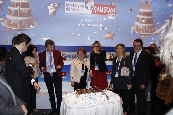 Dört gün süren İnfeksiyon Dünyası Çalıştayı 2018’i 674 katılımcıyla tamamlamış bulunmaktayız. Çalıştayımızı pasta keserek mutlu bir şekilde noktaladık. Katkıda bulunan herkese teşekkürlerimizle. 
