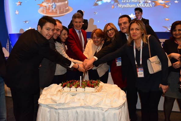 Dört gün süren İnfeksiyon Dünyası Çalıştayı 2018’i 674 katılımcıyla tamamlamış bulunmaktayız. Çalıştayımızı pasta keserek mutlu bir şekilde noktaladık. Katkıda bulunan herkese teşekkürlerimizle. 