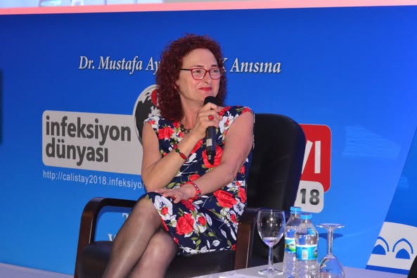 İnfeksiyon Dünyası Çalıştayı 2018’in, “HIV/AIDS: TEDAVİ” oturumu Dr. Jale  AYTAÇ SARIDOĞAN ve Dr. Aygen TÜMER’in gerçekleştirdiği ROLEPLAY eşliğinde 105 katılımla tamamlandı. 3. Gün, 24 Mart 2018.