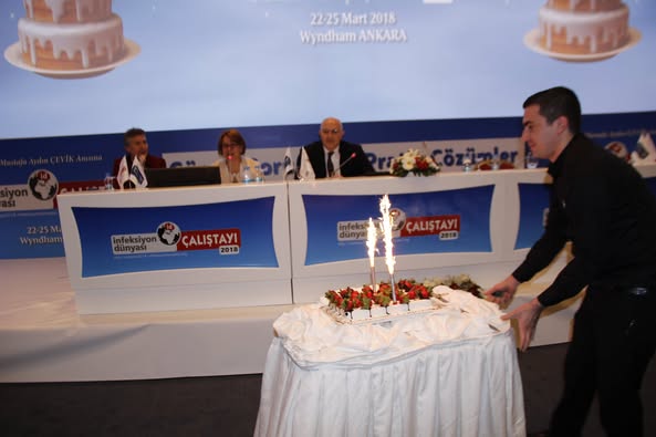 Dört gün süren İnfeksiyon Dünyası Çalıştayı 2018’i 674 katılımcıyla tamamlamış bulunmaktayız. Çalıştayımızı pasta keserek mutlu bir şekilde noktaladık. Katkıda bulunan herkese teşekkürlerimizle. 