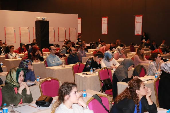 “HIV/AIDS: ASİSTAN OKULU” ikinci günü derslerine devam ediyoruz. 12. derste Prof. Dr. Murat SAYAN “HIV/AIDS Hastalığında Direnç”, 13. derste ise Prof. Dr. Gül Ruhsar YILMAZ “Dirençli Hastaların Tedavisi” konularını anlattılar. www.hivpozitifve.org...